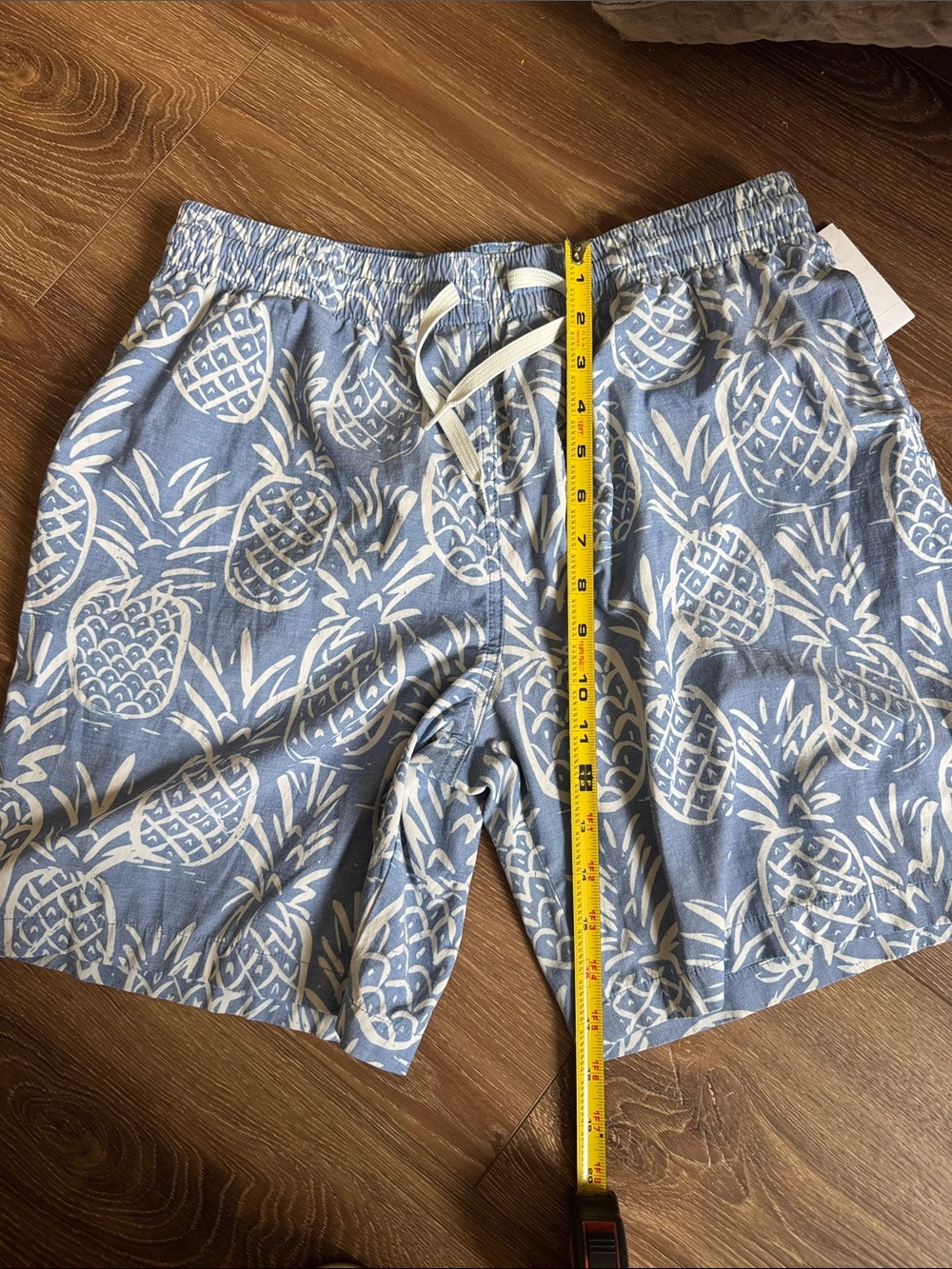 Chubbies men’s L Light Blue Pineapple lined Swim Trunks with Drawstring 7”